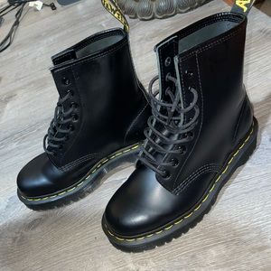 Dr Martens size 8! Only worn TWICE! & 2 cleaning agents that haven’t been used.